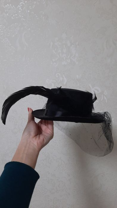 Черная шляпа с вуалью и перьями