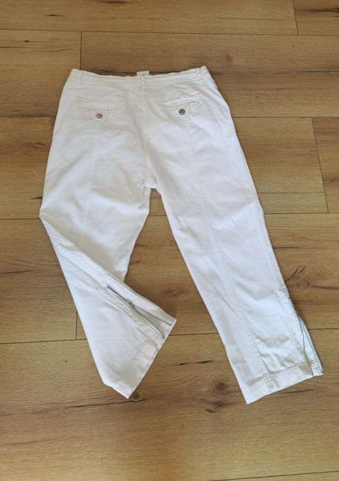 Białe bawełniane spodnie z zamkami i kieszeniami, rozmiar 38