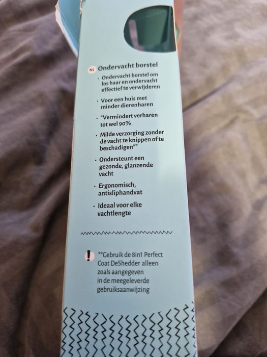 Продам совеошенно новую щетку для вычесывания подшерстка у  животных