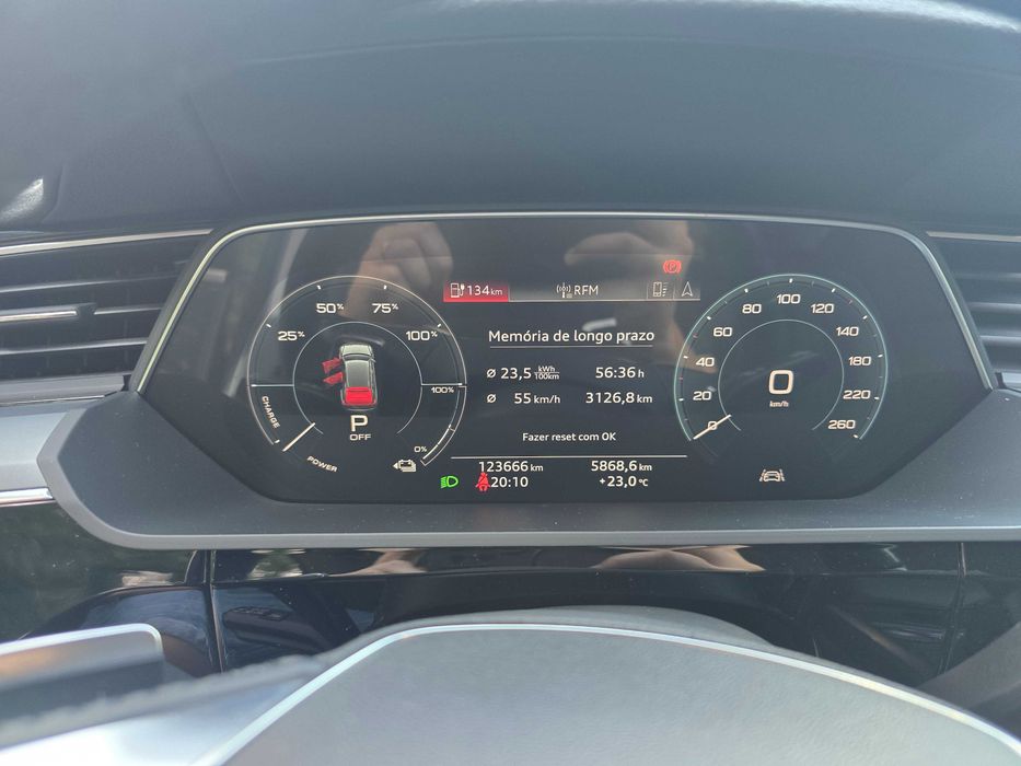 Audi e-tron 50 Quattro | 331 cv | 123.000km | Cinza Manhattan Metálico | Dezembro 2020