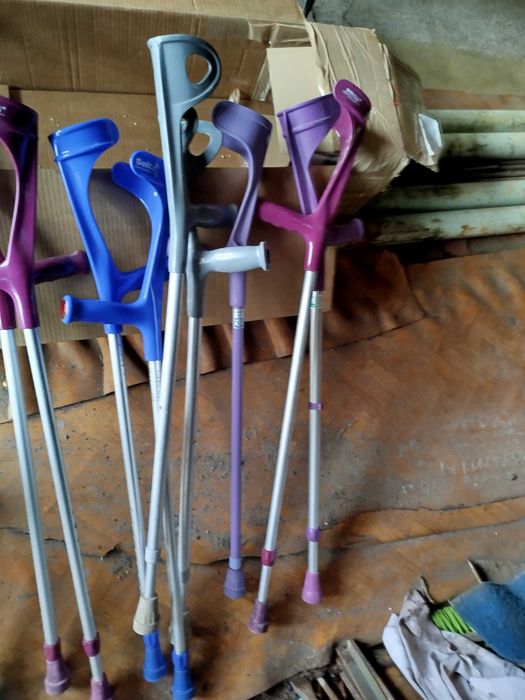 Костыли  для стариков.