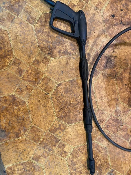 Б.У. мини мойку Black&Decker PW1300 в отличном рабочем состоянии.