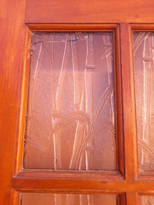 Porta de entrada madeira maciça com fechadura.
