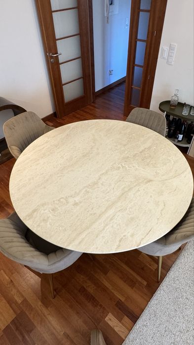 Mesa de jantar EM MARMORE de até 8 lugares