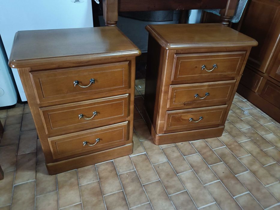 Móveis variados - antiga fábrica de móveis com stock de móveis