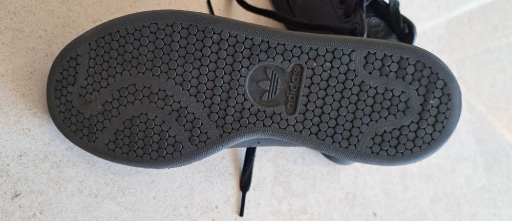 Ténis Adidas pretos Stan Smith.