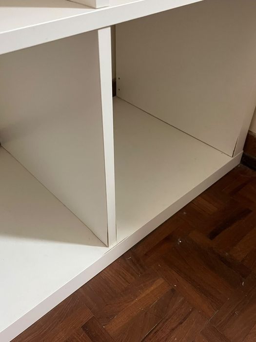 Estante branca com 12 nichos — 3 × 4