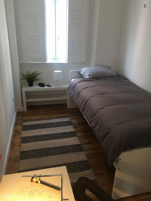 Quarto - localizado em Pontinha Lisbon