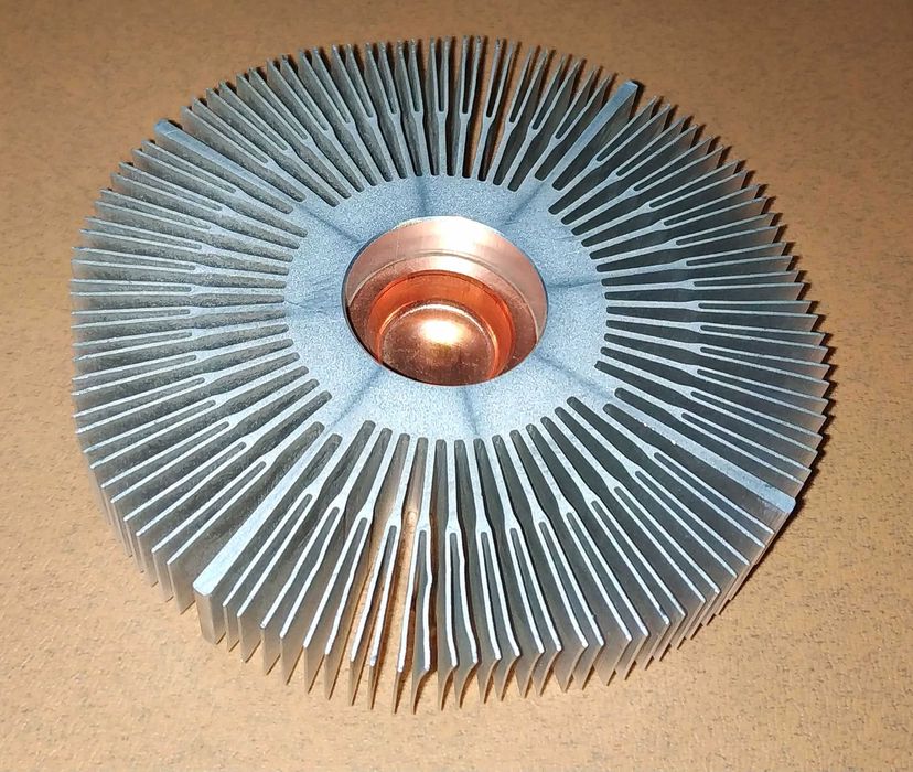 Кулер Intel и радиатор с медным пятаком.