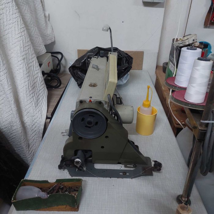Maquina de costura eléctrica ponto corrido em excelente estado. FOMAX