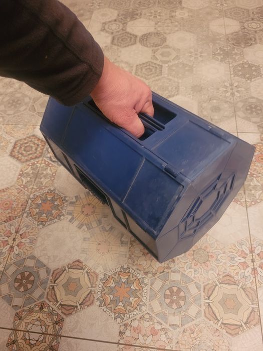 Ciekawa, pojemna skrzynka na drobne części