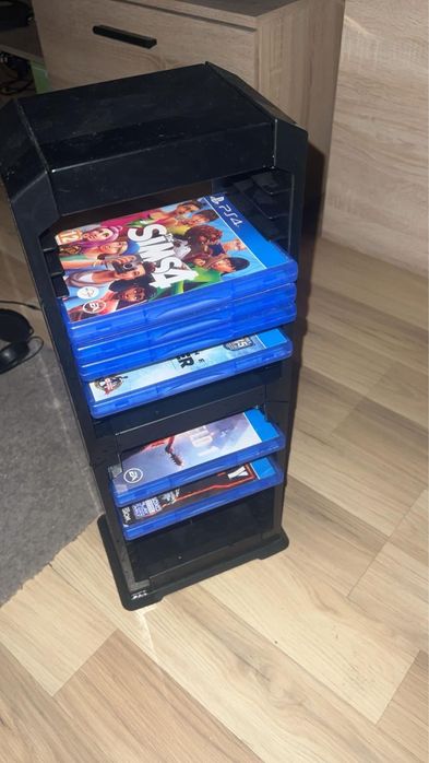Prateleira de jogos com jogos incluidos