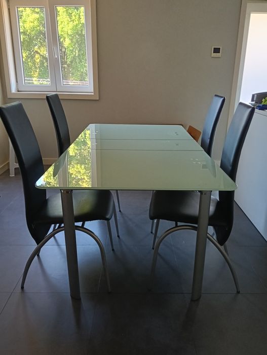 Mesa de jantar em vidro