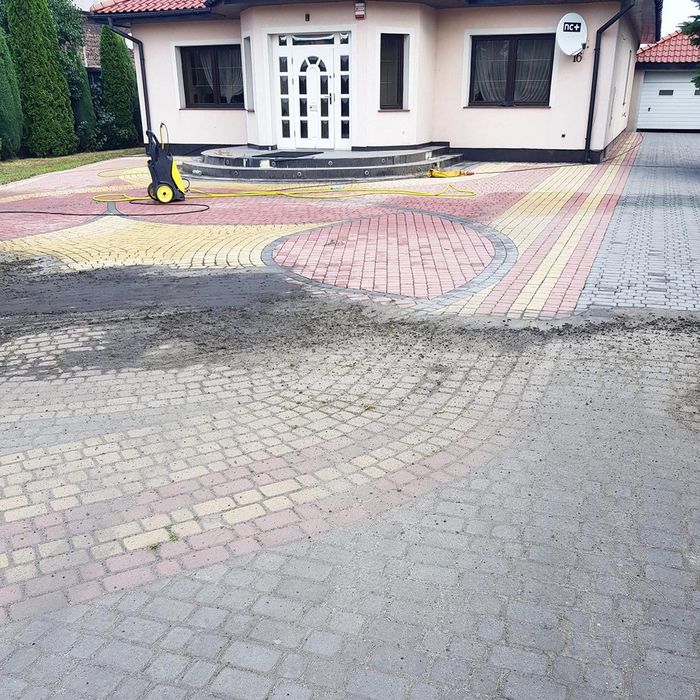 Czyszczenie kostki brukowej ogrodzeń gorącą wodą