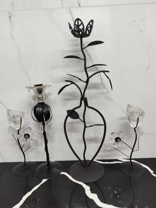 4 porta velas com formato flor em metal e vidro