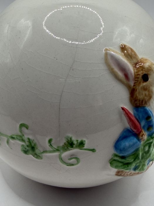 Porcelanowa skarbonka Peter Rabbit firmy Enesco