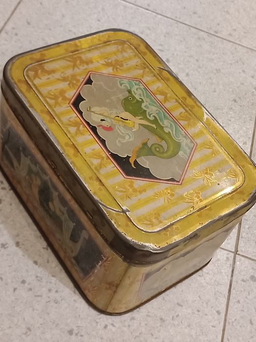 Caixa de costura antiga em metal