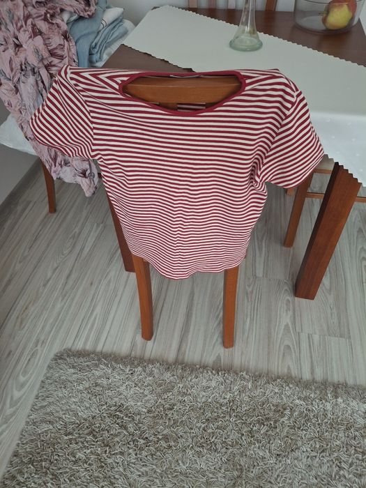 Bluzka w paski czerwono-białe pod szyję