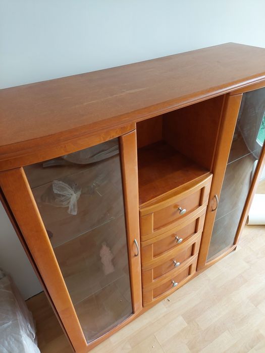 Solidna komoda witryna