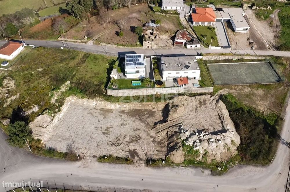 Lote de terreno para construção de uma moradia c/ área total de 650... — Águas Santas E Moure, Braga