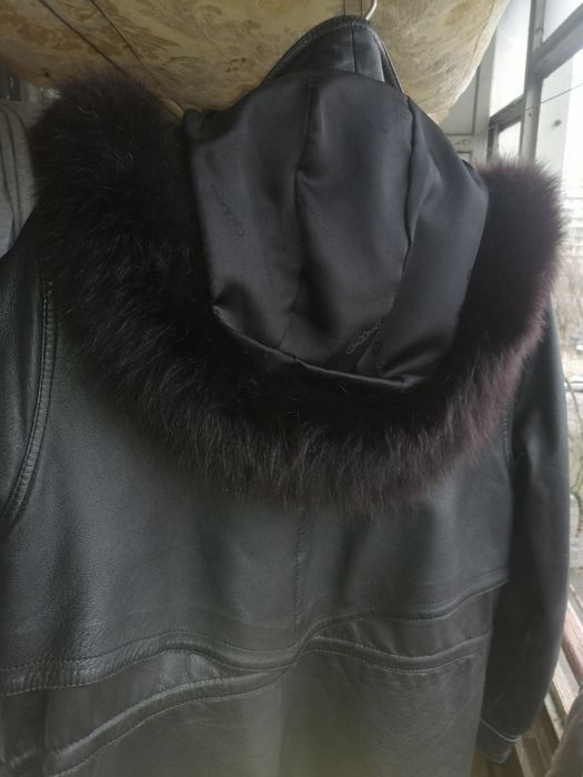 Продаж жіночої шкіряної куртки
