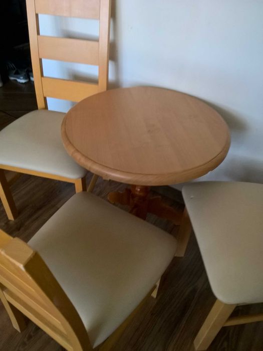 Zestaw stolik plus obniżone  krzesełka