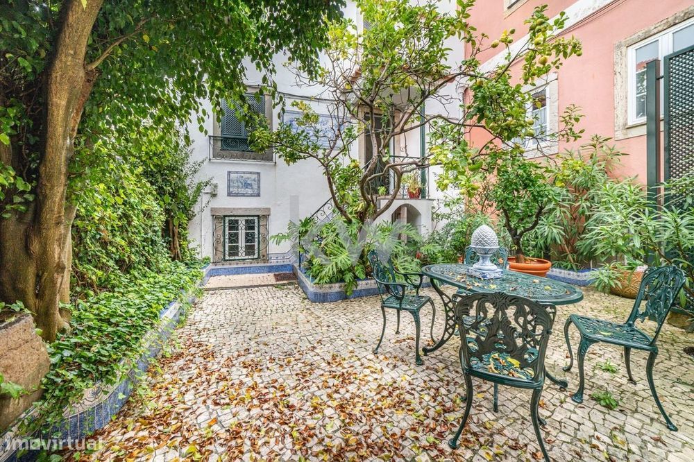 Moradia T5 no Centro Histórico de Cascais: Conforto e Charme