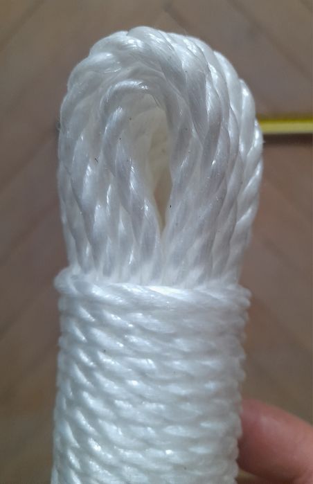 Biały skręcany sznurek polipropylenowy linka do bielizny.