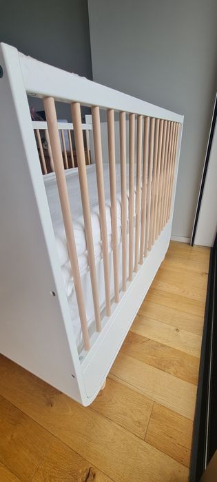 Berço evolutivo branco com colchão incluído