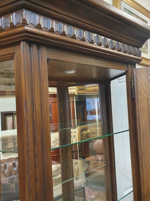 Duża dębowa witryna - serwantka