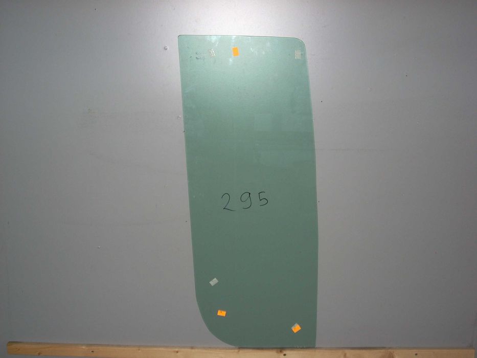 Liebherr szyba lewa za drzwiami  nr 295