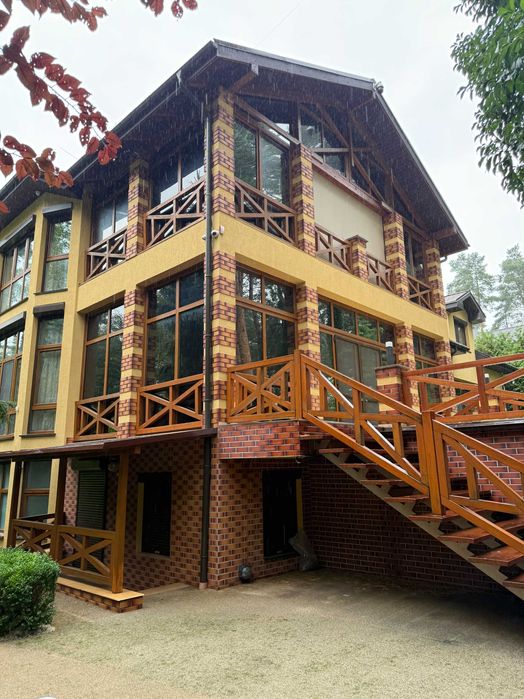 Містечко біля лісу, 45 соток, будинок 600 м2, Стоянка