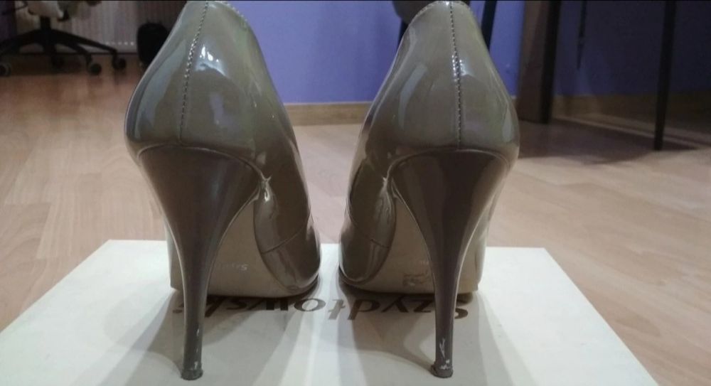 Buty na wąskim obcasie beżowe szydłowski