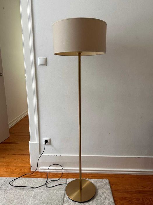 Candeeiro de pé latão Ikea com abajur bege