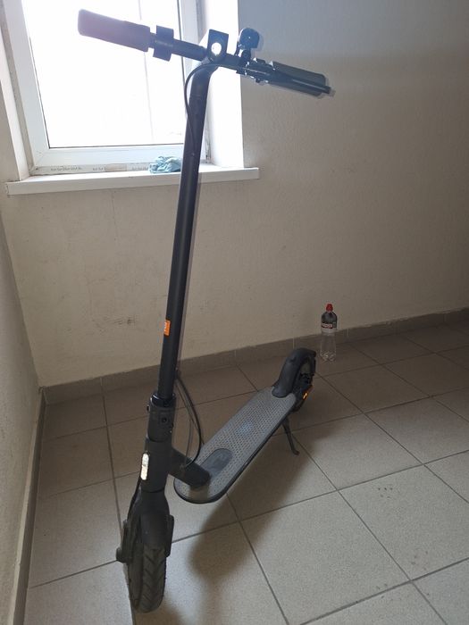 Продам электросамокат Xiaomi Mi Electric Scooter Essential