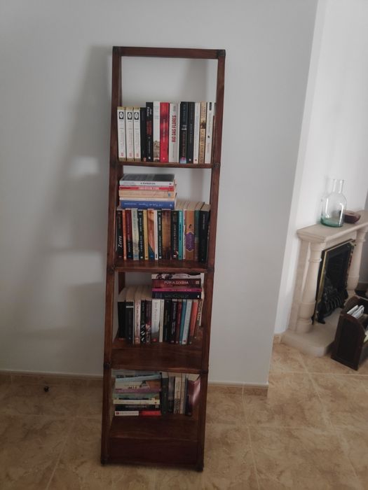 Estante em madeira maciça