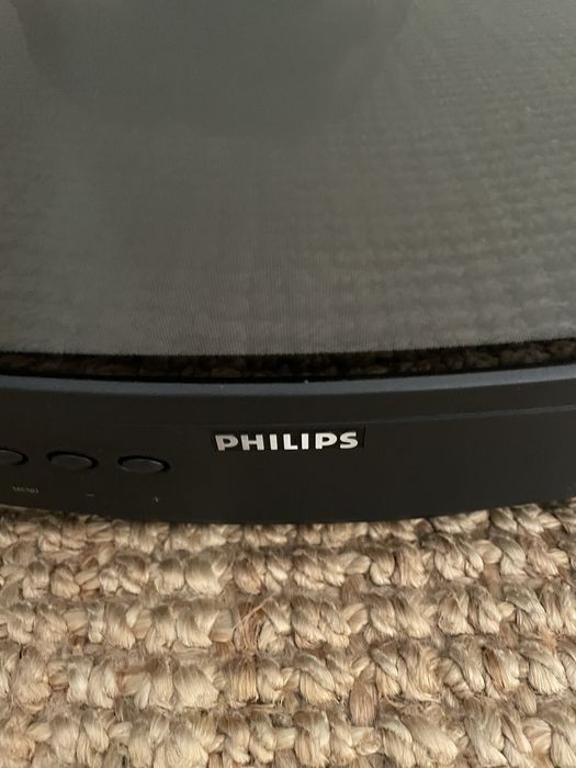 Televisor a funcionar Philips a funcionar com comando incluido