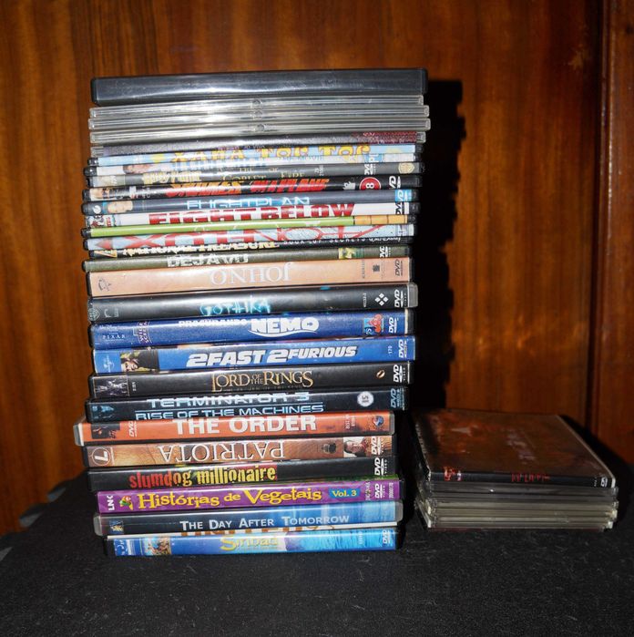 Ofereço  35 DVDs