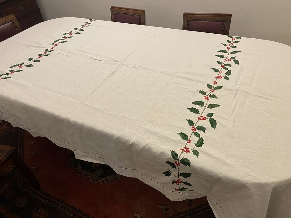 Toalha em linho com bordados de motivos natalicios