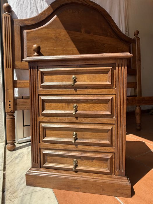 Mobília de Quarto de Madeira Maciça de Castanho — Peças Vintage