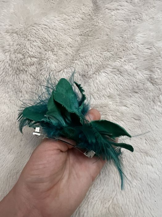 Piękna spinka z piórkami i