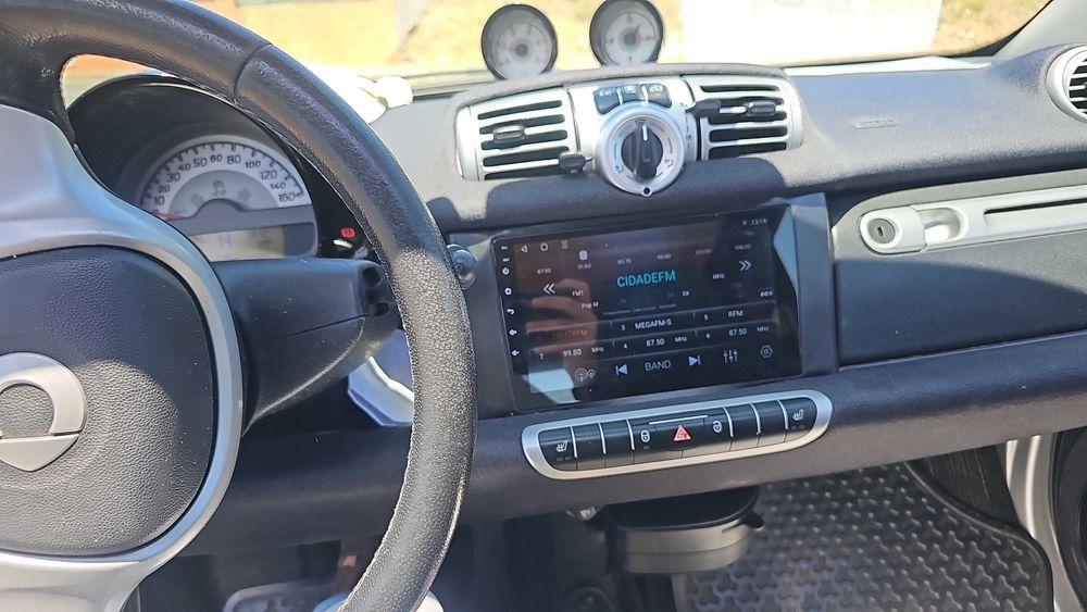 Smart cabrio de 2013 com 103.800 mil kms branco...carro esta impecável e importado...capota a trabalhar mt bem..
