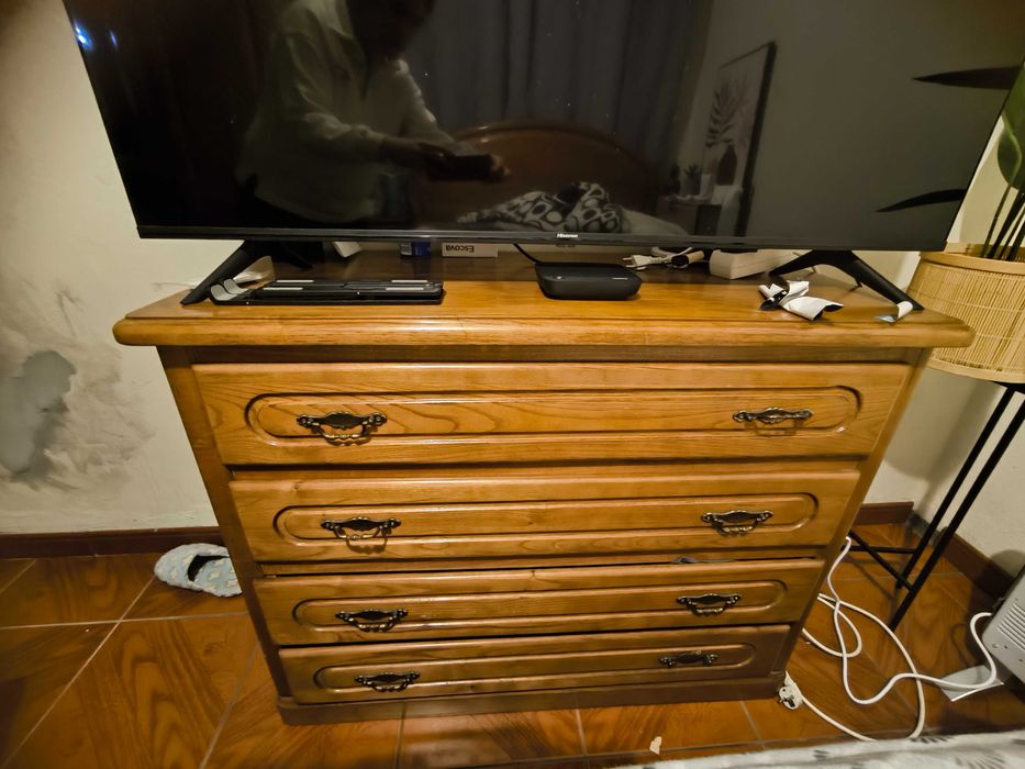 Cómoda de madeira com espelho