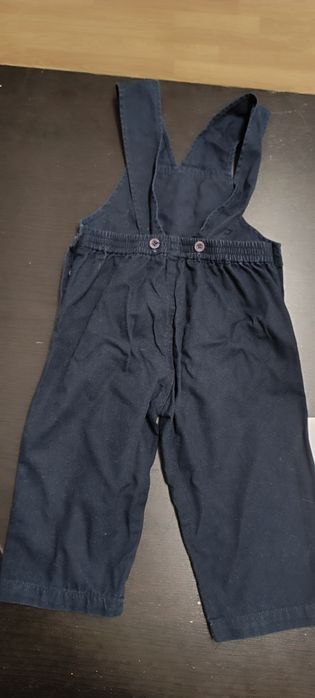 Calças jardineiras marca Chicco . Usado. Para 18 meses.
