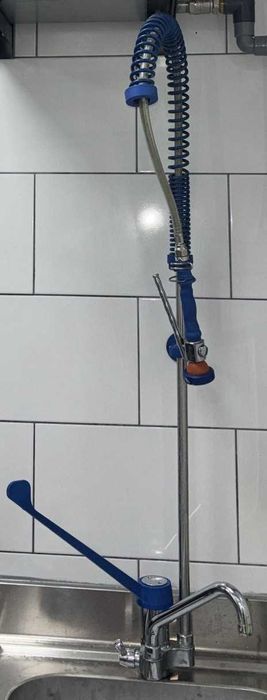 Vendo 1 torneira profissional industrial de pré-lavagem _ 2 Aguas_ COMO NUEVA _ 16 meses uso _