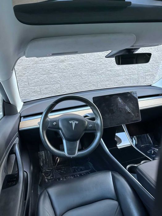 Tesla Model 3      2019