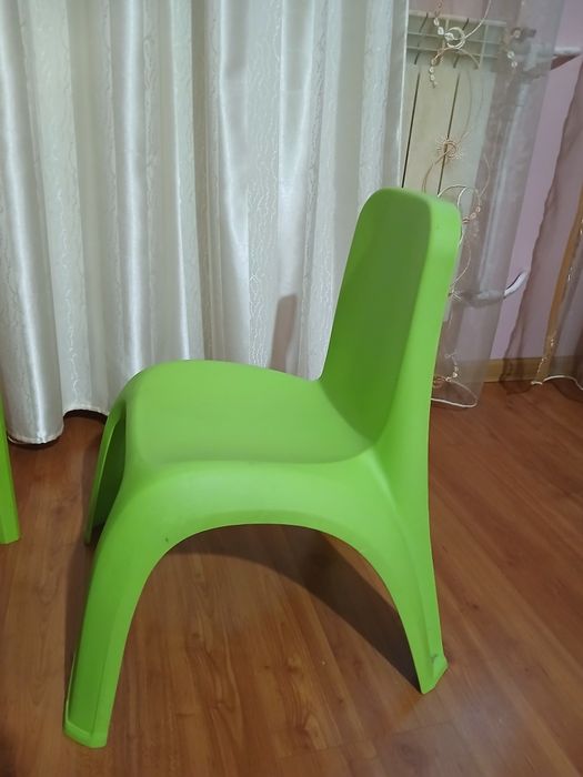 Столик дитячий пластиковий із стільчиком.
