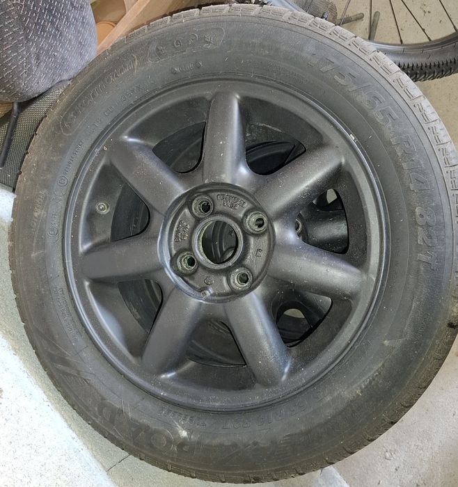 Conjunto de 4 jantes VW Golf 3 GT com 4 pneus em bom estado como novos