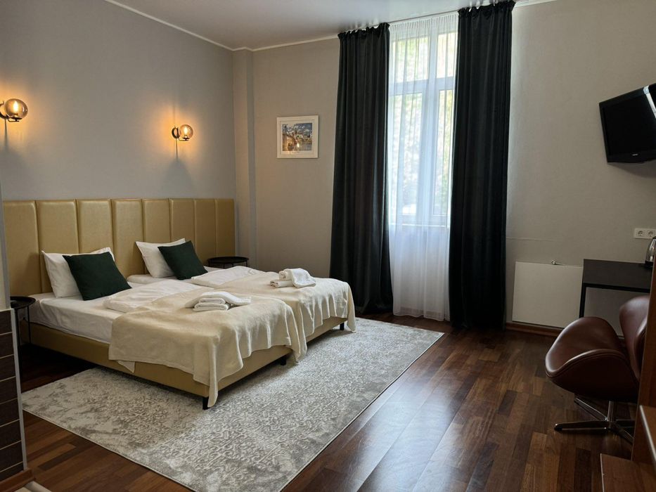 Продам готель 2200м2 в елітному котеджному містечку Северинівка.