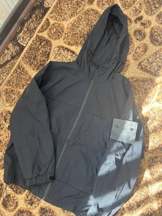 Нова вітровка Stone Island, матеріал який відштовхує воду . Стан як на фото